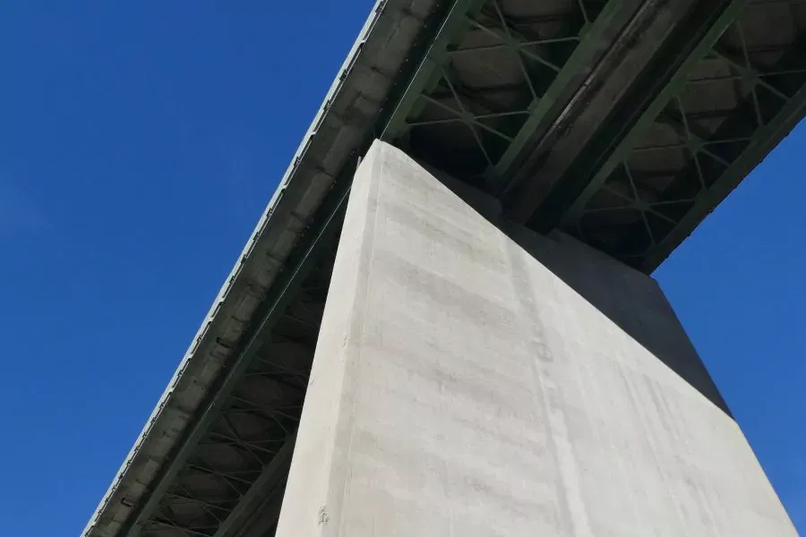 … und die Stützen der Brenner-Autobahn. Foto Karl Plohovich