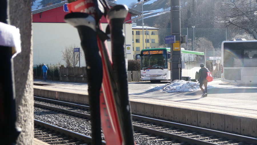 Mit Bus und Bahn. Foto Karl Plohovich