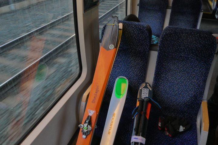 Mitreisende in Bahn und Bus. Fotos Karl Plohovich