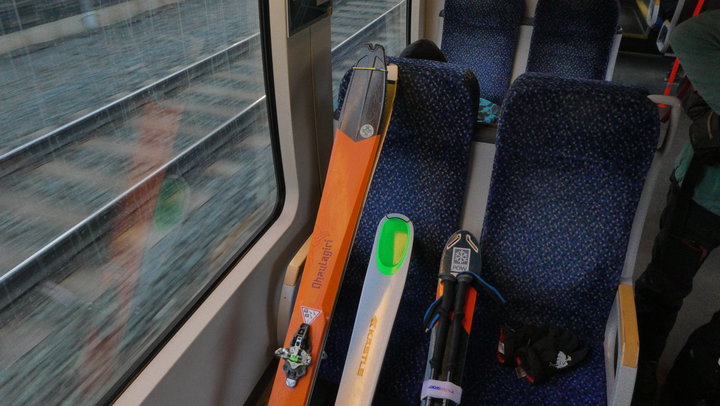 Mitreisende in Bahn und Bus. Fotos Karl Plohovich