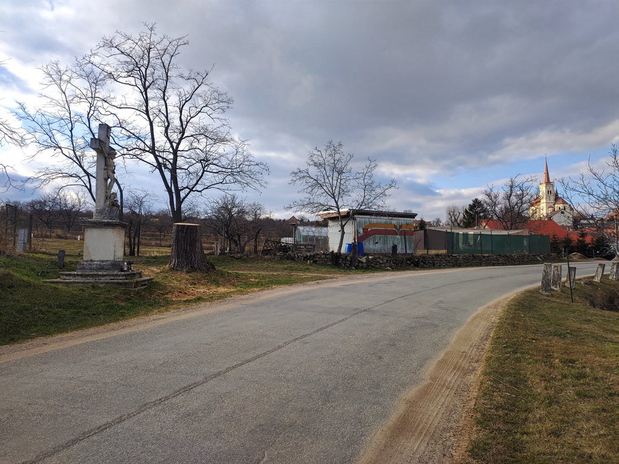 Links die Abzweigung zur Forststraße, im Hintergrund die Kirche von Konice. Foto: Simon Widy