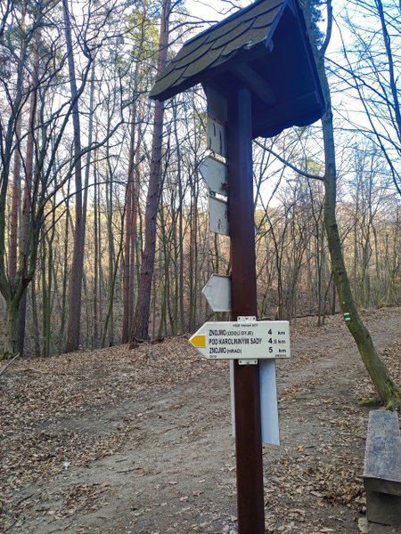Die Beschilderung nach Znojmo ist an der Rückseite angebracht 2. Foto: Simon Widy