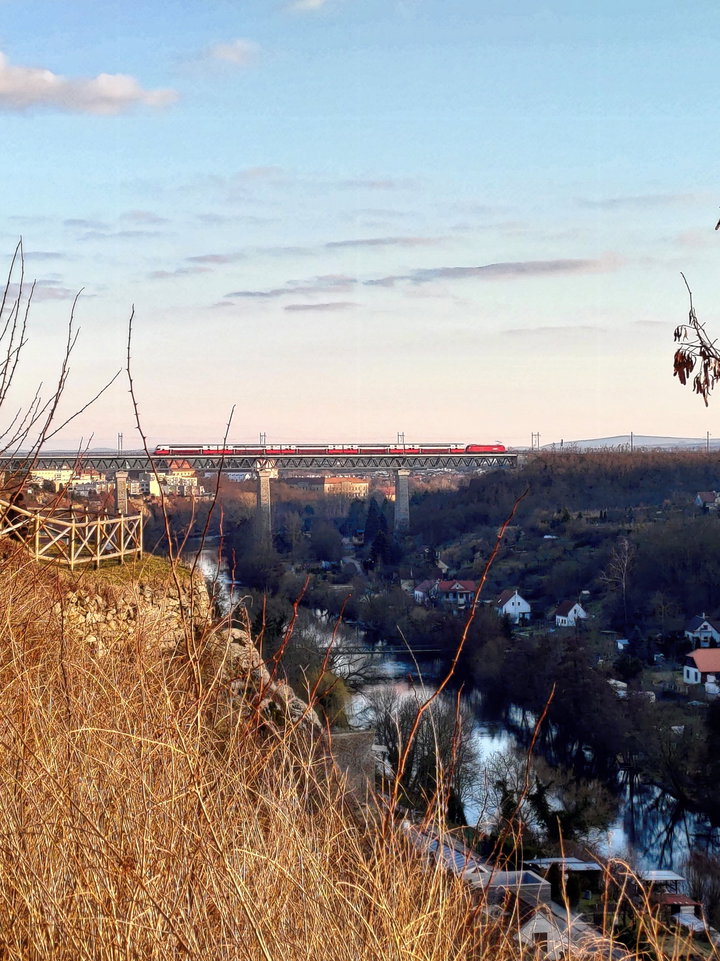 Während wir in die Altstadt aufsteigen fährt ein neuer Regionalzug über die Thayabrücke... ein schöner Anblick. Foto: Simon Widy