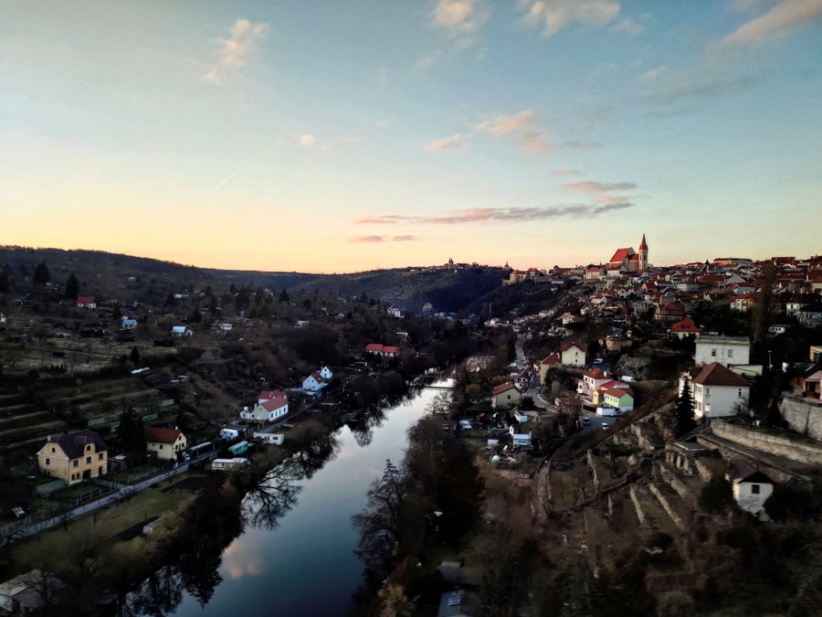 Bei der Rückfahrt über die Brücke kann man nochmal eine beeindruckende Aussicht nach Znojmo genießen. Foto: Simon Widy