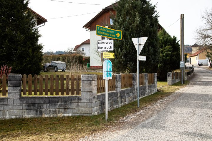 Wegweiser zur schiefen Kapelle. Foto: E. M. Ginal