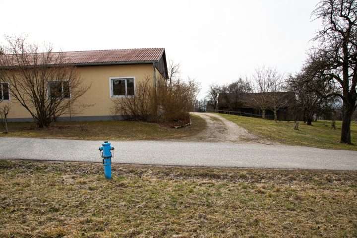 Abzweigung beim gelben Haus Waidholz 12. Foto: E. M. Ginal