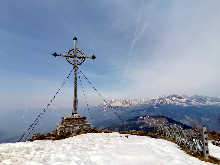 Links Saharasand, in der Mitte das mächtige Heimkehrerkreuz am Ederplan, Stronachkogel und Schobergruppe. Foto Veronika Schöll