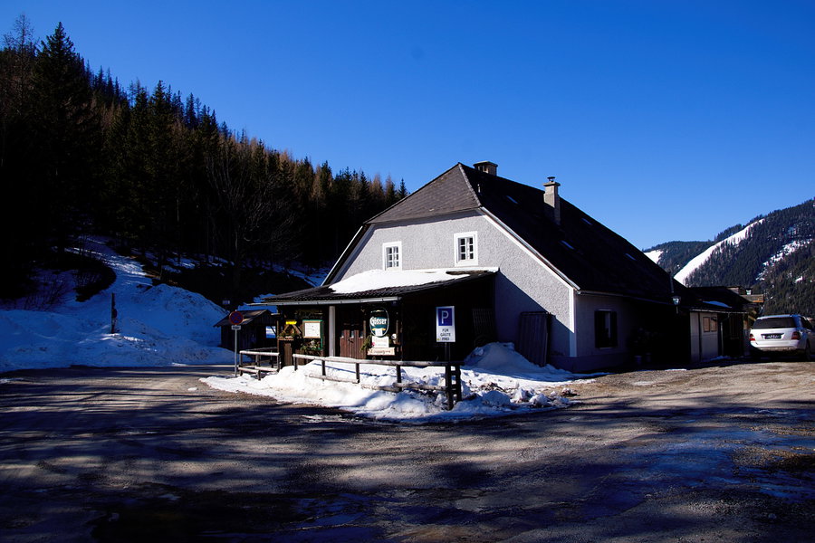 Gasthaus Hiaslegg. Links davon ist schon der Einstieg in den Wanderweg/Steig zu sehen. Foto: Franz Haas