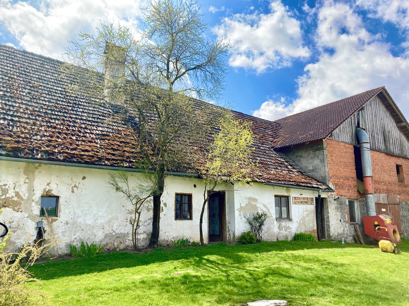 Ein Unikum: Heustadl mit Getränkemarkt. ;) Foto: Stefan Hochhold