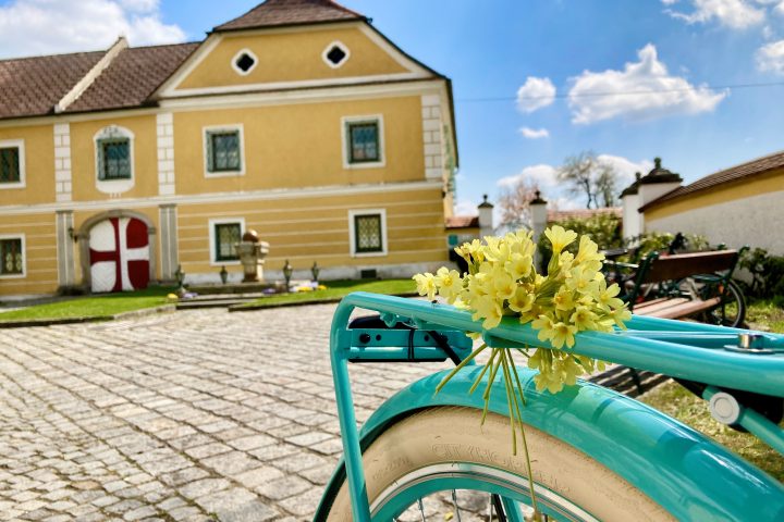 Himmlisch: Der Pfarrhof und die Pfarrkirche von St. Gotthard im Mühlkreis 2. Foto: Stefan Hochhold