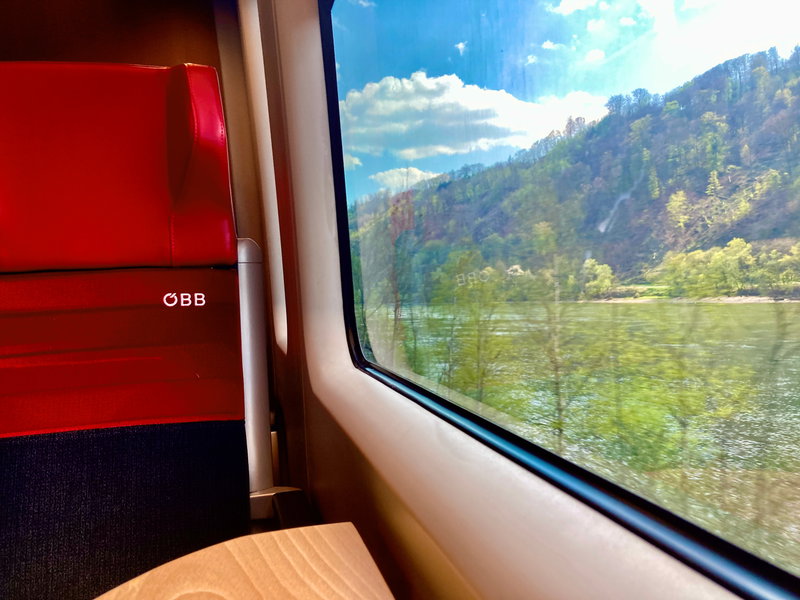 Blau-grüne Donau. Weiß-blauer Himmel. Foto: Stefan Hochhold