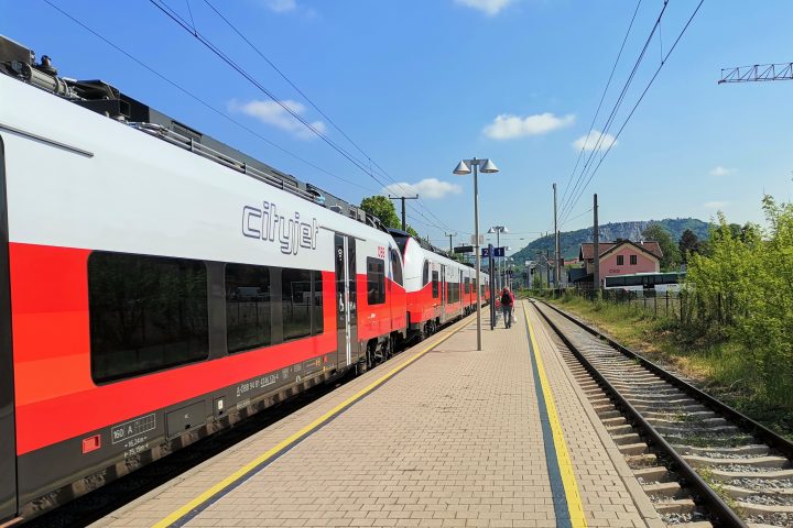Bahnhof Hainburg-Kulturfabrik, Braunsberg und Abzweigung in den Wald. Foto Veronika Schöll