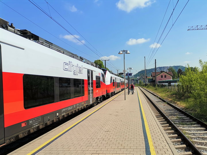 Bahnhof Hainburg-Kulturfabrik, Braunsberg und Abzweigung in den Wald. Foto Veronika Schöll