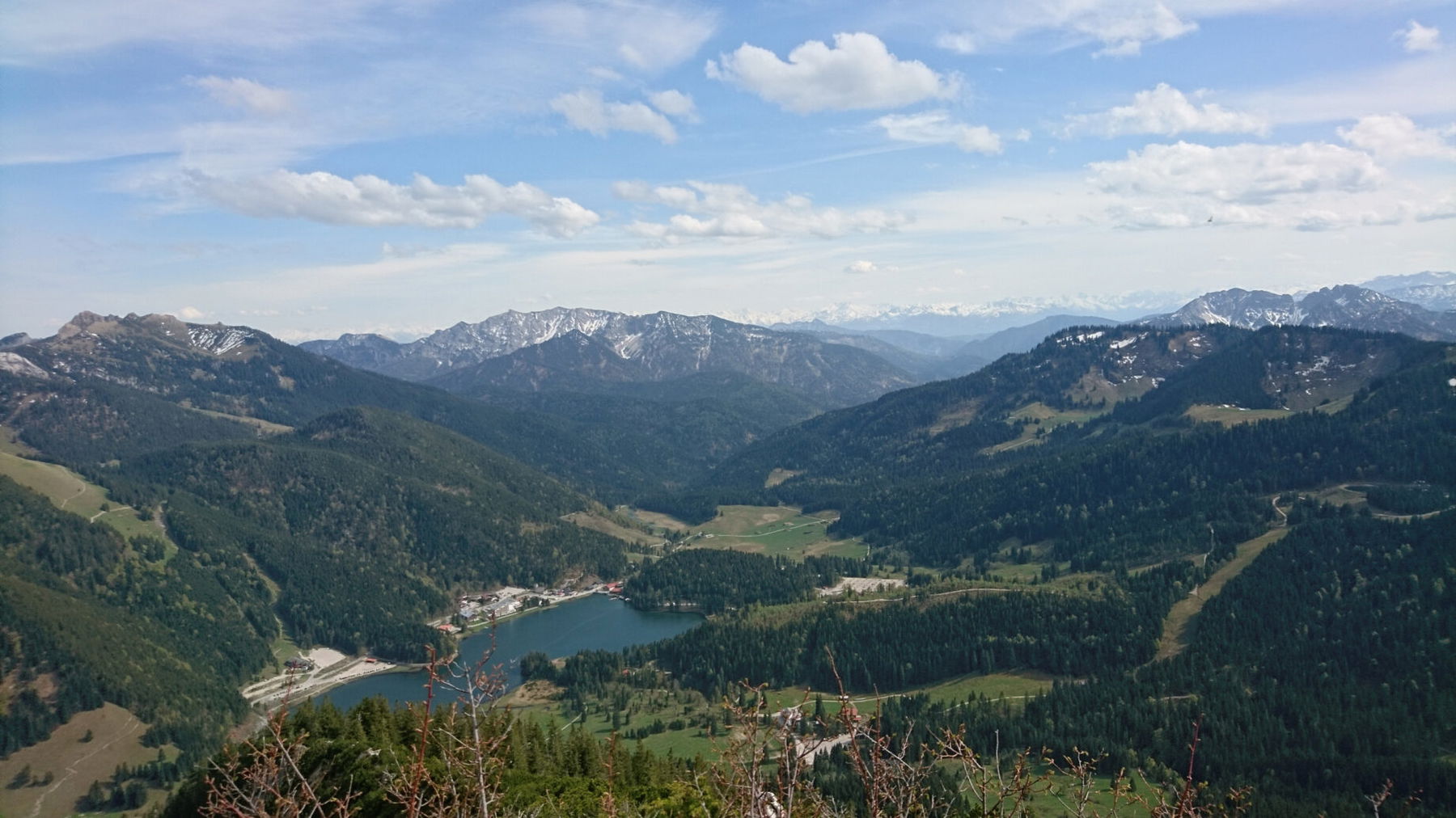 Blick vom Gipfel in Richtung Spitzingsee und des gleichnamigen Skigebiets. Foto: Nikolaus Vogl