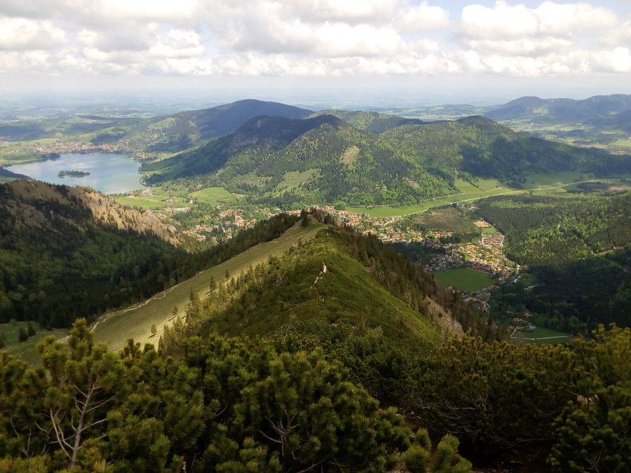 Kurz vor dem Gipfel – der Blick zurück Richtung Schliersee. Gut zu sehen ist der Aufstiegsweg. Foto: Nikolaus Vogl