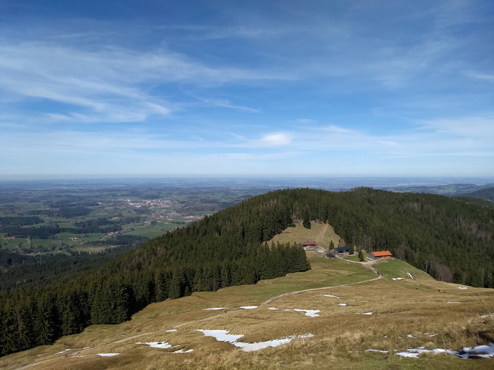 Die Gindelalm vor dem Alpenvorland. Foto: Nikolaus Vogl