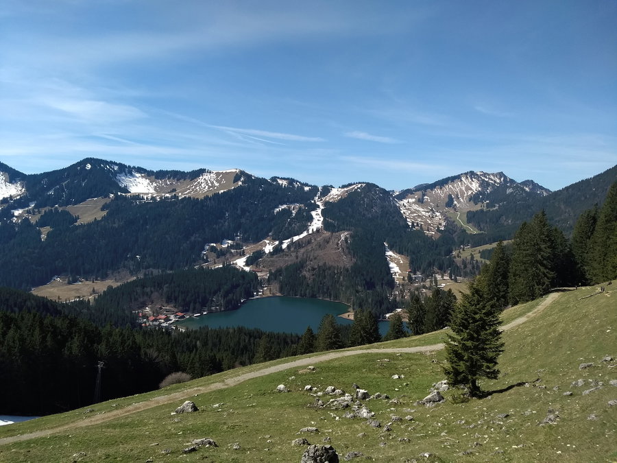 Der Spitzingsee vor Bodenschneid und Stümpfling. Foto: Nikolaus Vogl