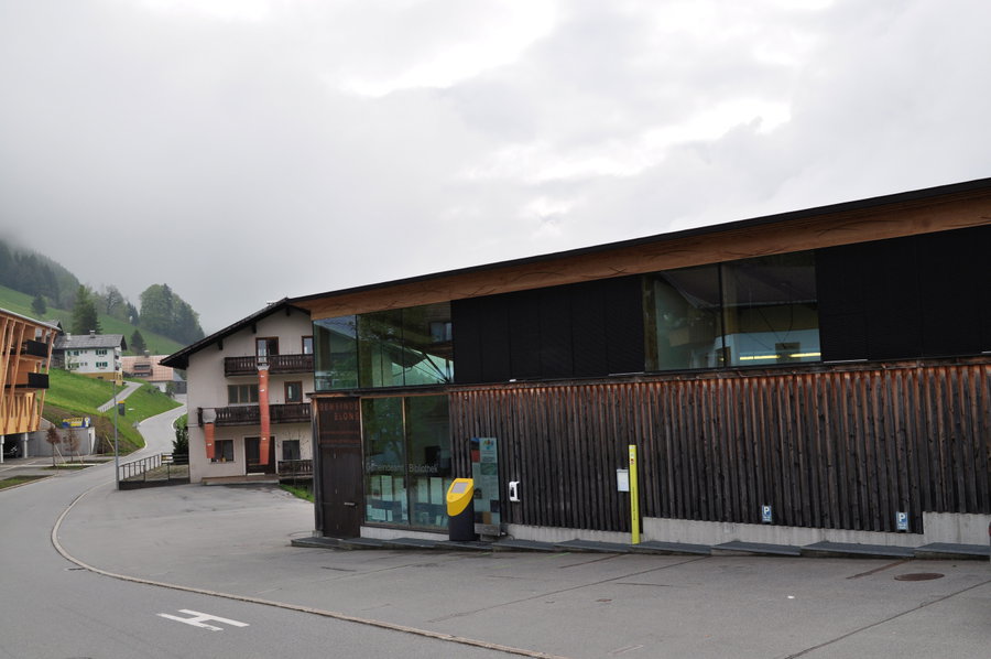 Start an der Bushaltestelle Blons-Gemeindezentrum. Foto: Norman und Lisa