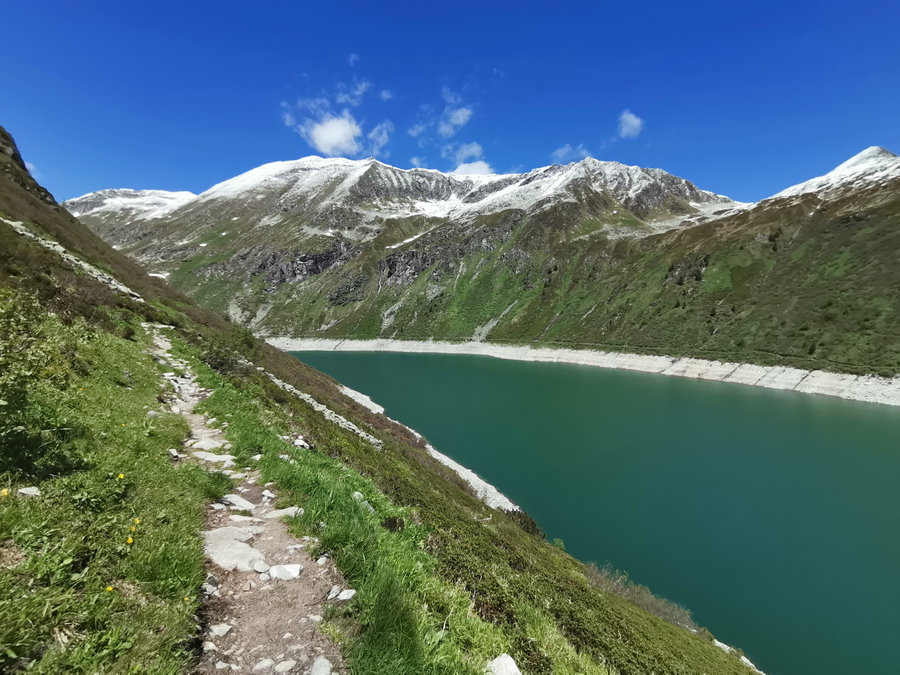 Weg um den Vorderen Bockhartsee, hinten der Silberpfennig. Foto Veronika Schöll