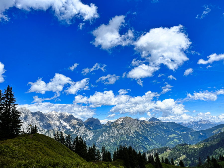 Beim Abstieg gibt es mehr Berggipfel zu bewundern. Foto: Birgit Matzinger