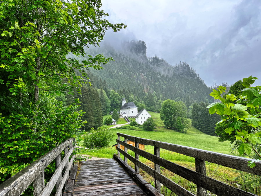 Blick zum verregneten Bergsteigerfriedhof. Foto: Birgit Matzinger