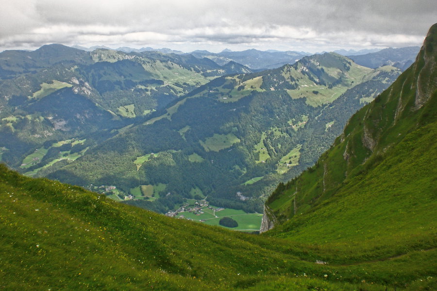 Tiefblick auf Bizau mit der sonnenbeschienen Winterstaude. Foto: Normann und Lisa