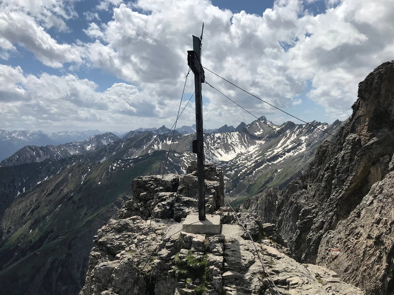 Am Felsen befestigtes Gipfelkreuz der Vorderen Platteinspitze. Foto: David Kurz