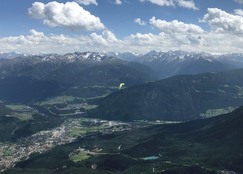 Paraglider mit Imst und dem Pitztal im Hintergrund. Foto: David Kurz