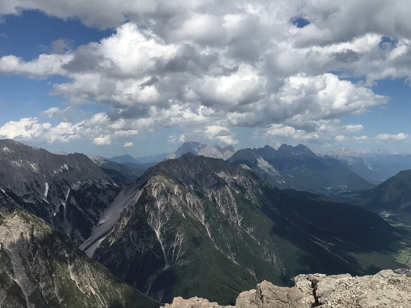 Noch mehr von Kalkgestein mit der Zugspitze im Hintergrund. Foto: David Kurz