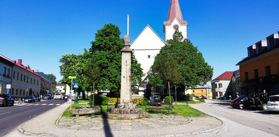 Der Marktplatz von Hellmonsödt. Die Tour beginnt rechts auf der Parallelstraße der Bushaltestelle. Foto: Sarah Stainer