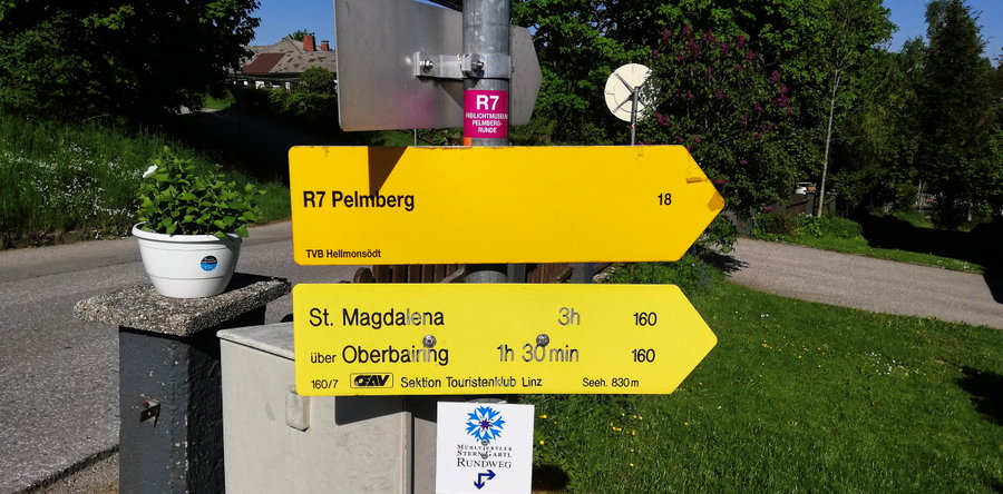 Wegweiser nach Pelmberg und St. Magdalena über den Wanderweg 160. Foto: Sarah Stainer