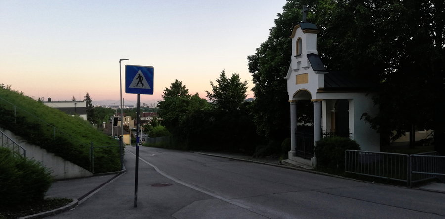Die Straße links hinunter bis zur Tramstation gehen. Foto: Sarah Stainer