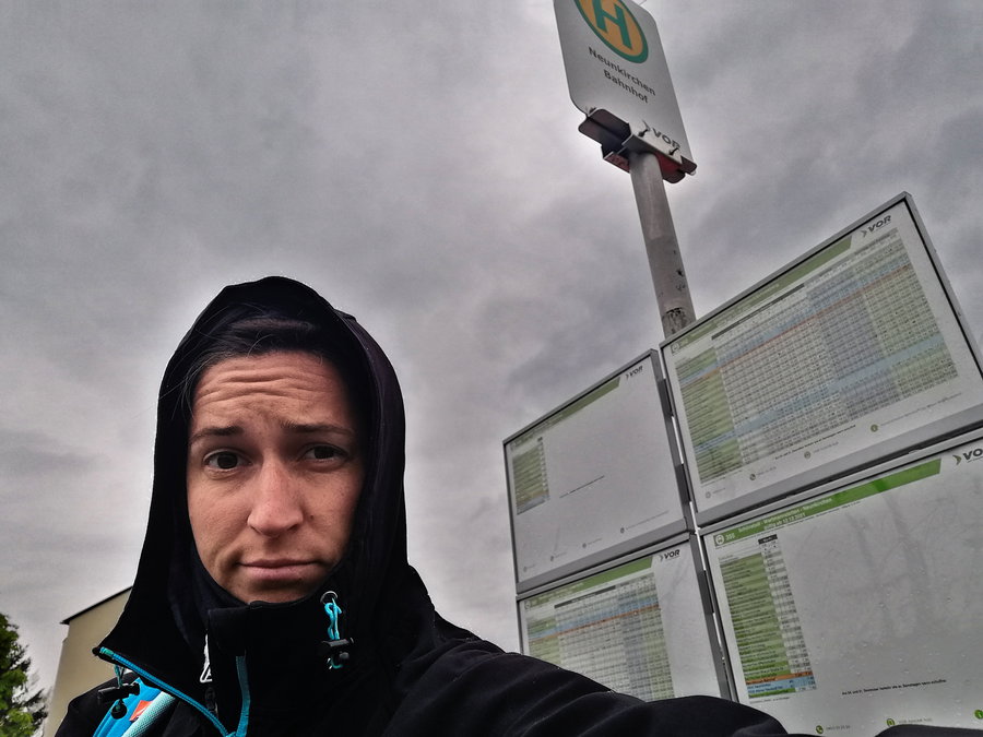 Kommt er wirklich noch, der Bus? Foto: Sarah Pallauf