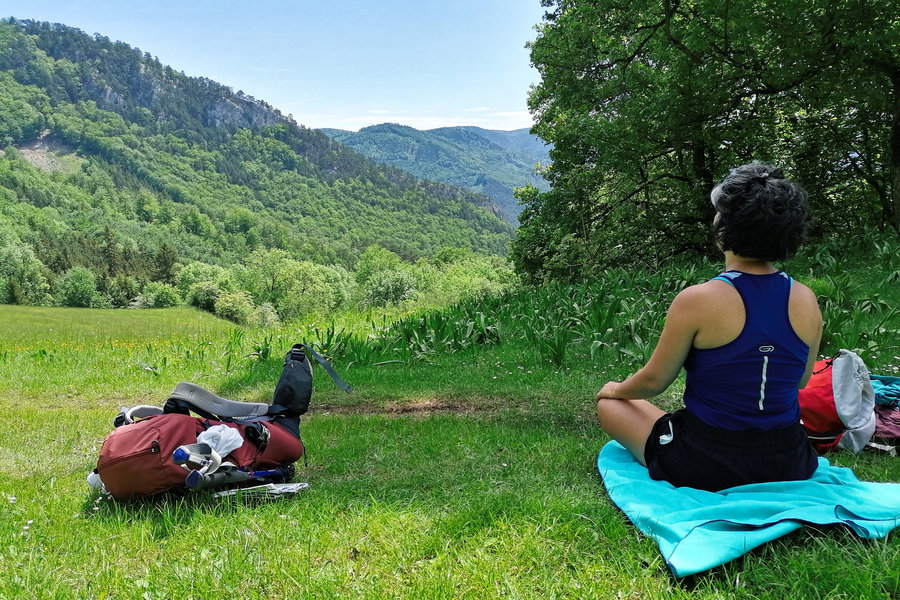 Kurze Meditation vor der nächsten Forststraßenetappe. Foto: Sarah Pallauf