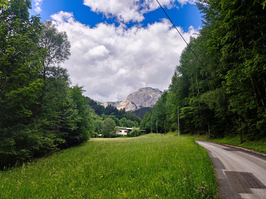 Los geht's auf der Straße, im Hintergrund der Predigtstuhl, den wir heute links liegen lassen. Foto: Simon Widy