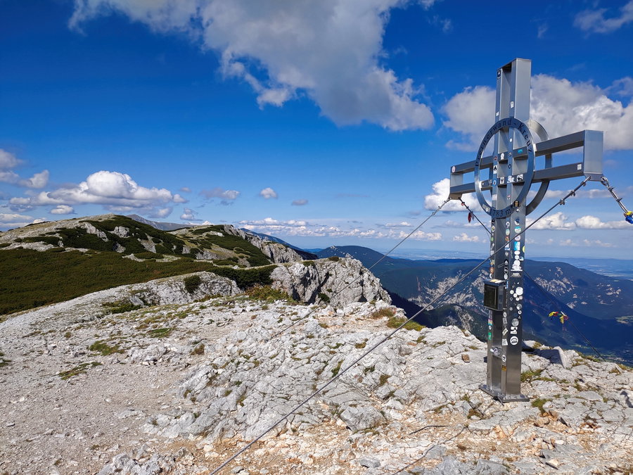 Das Preinerwandkreuz. Im Hintergrund links erkennt man bereits den Jakobskogel und den weiteren Wegverlauf. Foto: Simon Widy