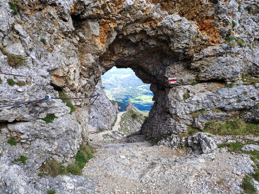 Durchs "Törl" gehts abwärts…wahrscheinlich mein Favorit unter den Abstiegen vom Raxplateau. Foto: Simon Widy