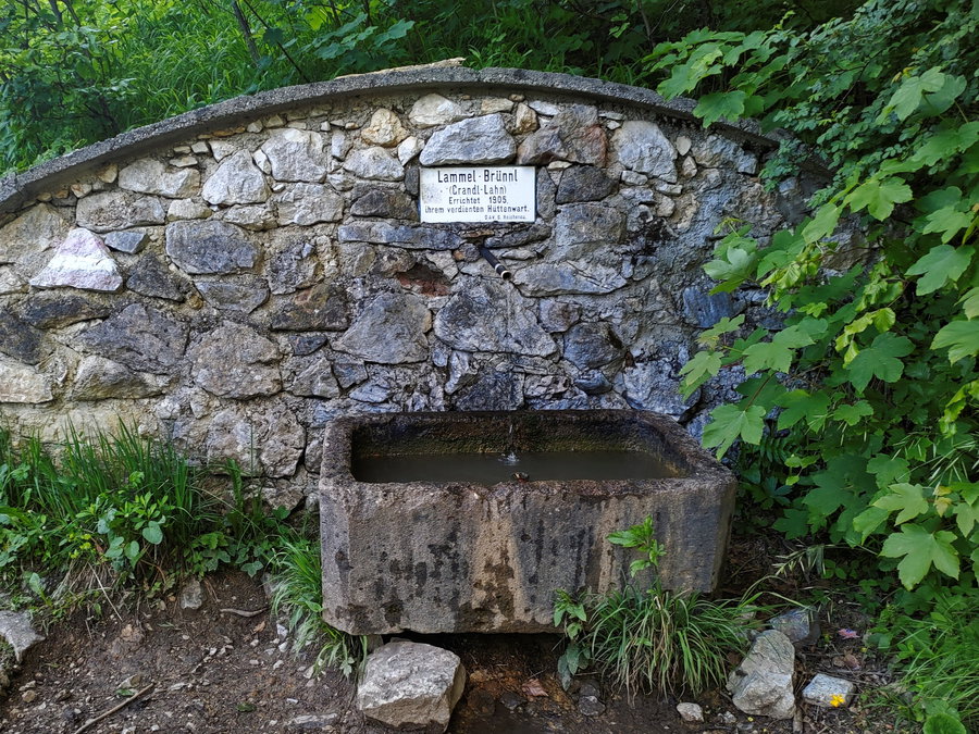 Falls die Wasservorräte zu Ende gehen, können die Flaschen vor dem letzten Abstieg im Lammel-Brünnl mit frischem Quellwasser befüllt werden. Foto: Simon Widy