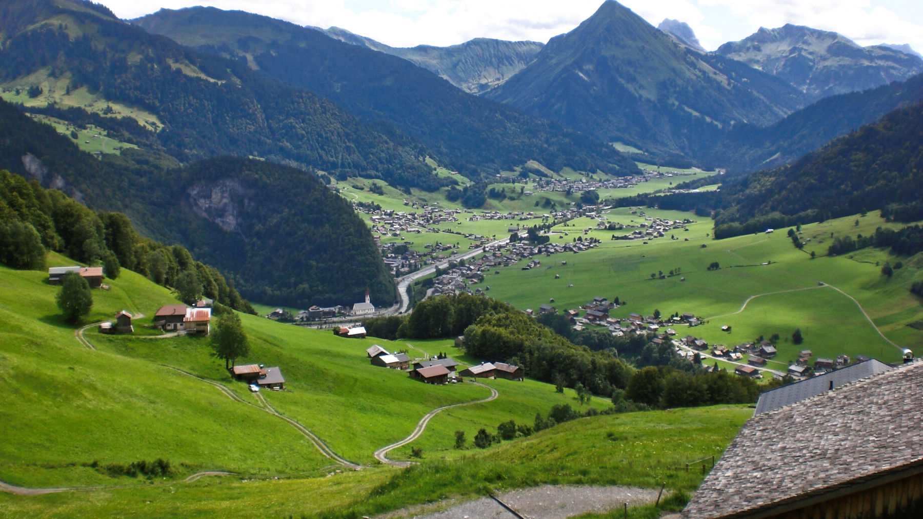 Rückblick auf Au mit der Kirche bei der Bushaltestelle, der markante Berg mittig ist die Üntschenspitze. Foto: Normann und Lisa