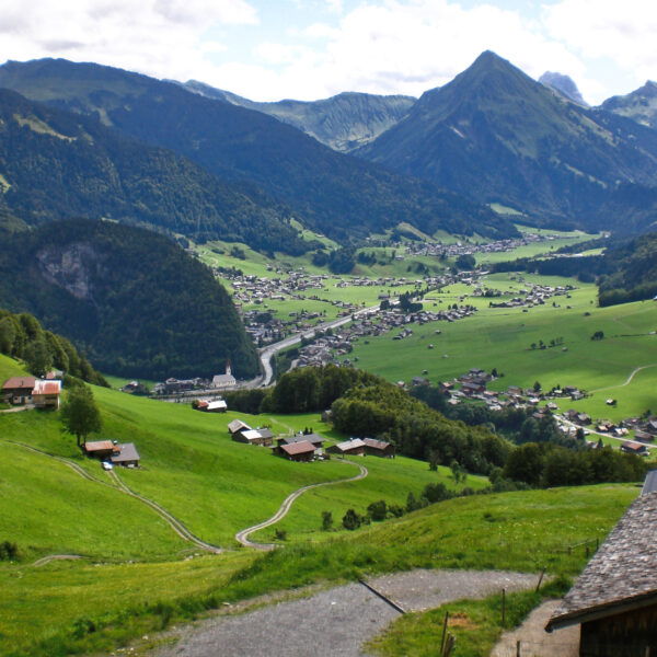 Rückblick auf Au mit der Kirche bei der Bushaltestelle, der markante Berg mittig ist die Üntschenspitze. Foto: Normann und Lisa