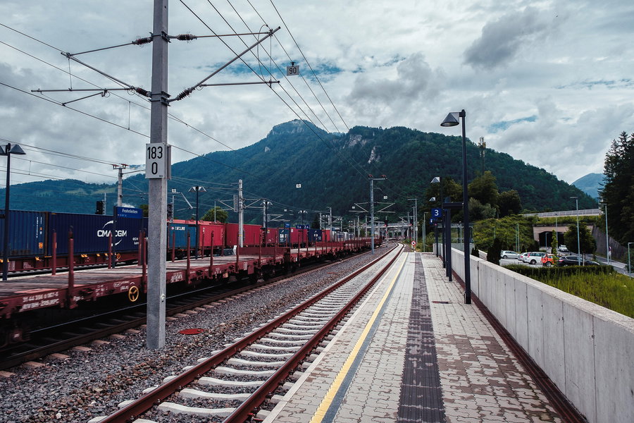 Direkt vom Bahnsteig aus ist der Gschwendtberg schon gut zu erkennen. Foto: Stefan Galler