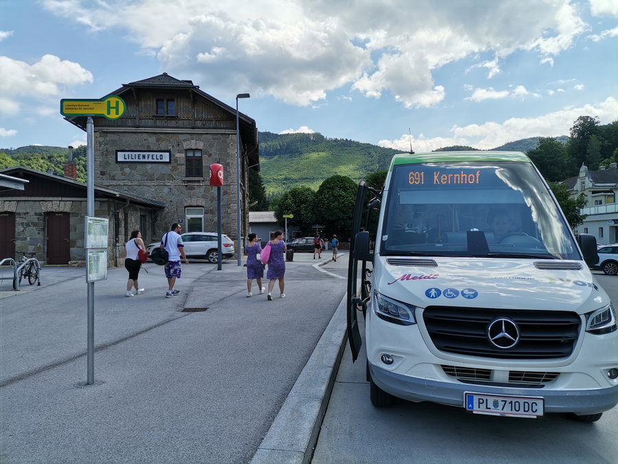 In Lilienfeld wartet schon der Kernhofer Bus. Foto Veronika Schöll