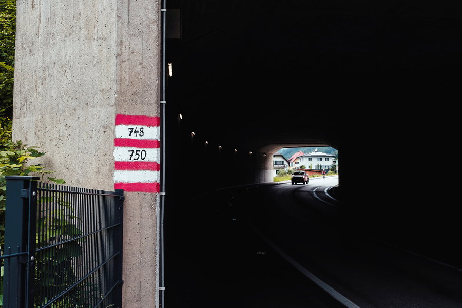 Unweit vom Bahnhof befinden sich die ersten Wandermarkierungen. Foto: Stefan Galler
