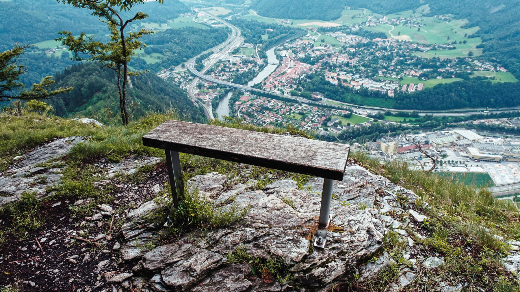 Welch großartige Aussicht sich von dieser Bank bietet! Foto: Stefan Galler