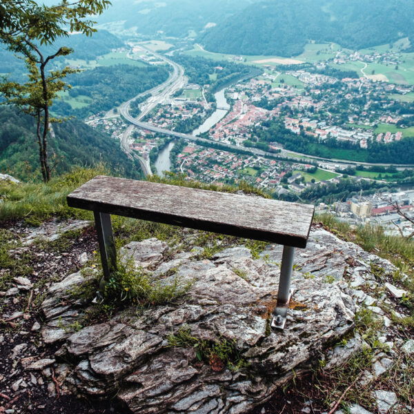 Welch großartige Aussicht sich von dieser Bank bietet! Foto: Stefan Galler