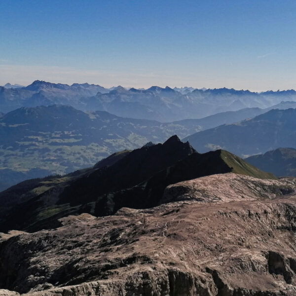 Gipfelblick nach Nord, über dem massiven Bergstock kann man den Tilisunasee erkennen, links im Bild der Stausee Latschau. Foto: Norman und Lisa