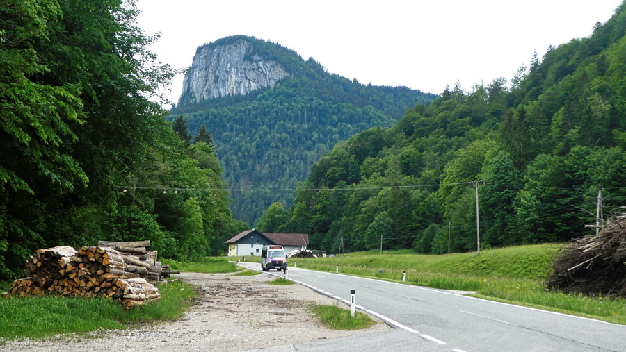 Bus 157, dahinter der Feichtenstein. Foto: Karl Plohovich