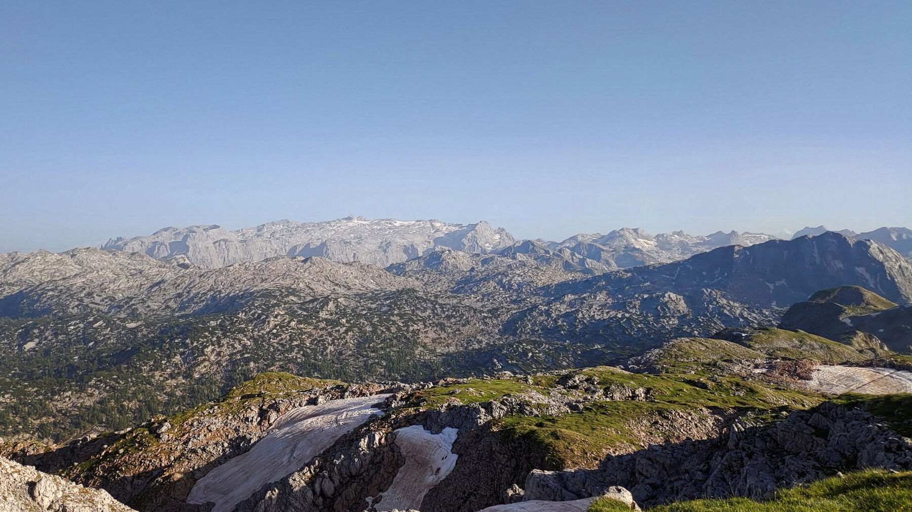 Blick auf das Hagengebirge und den Hochkönig im Hintergrund. Foto: Simon Widy