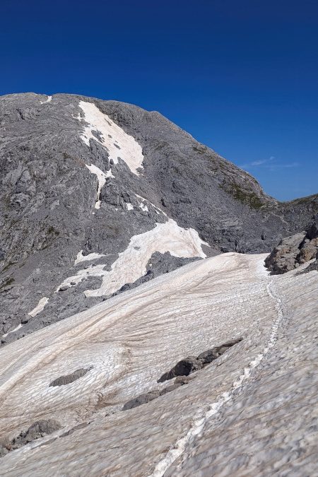 Schneefeldquerung vor dem letzten Abstieg. Foto: Simon Widy