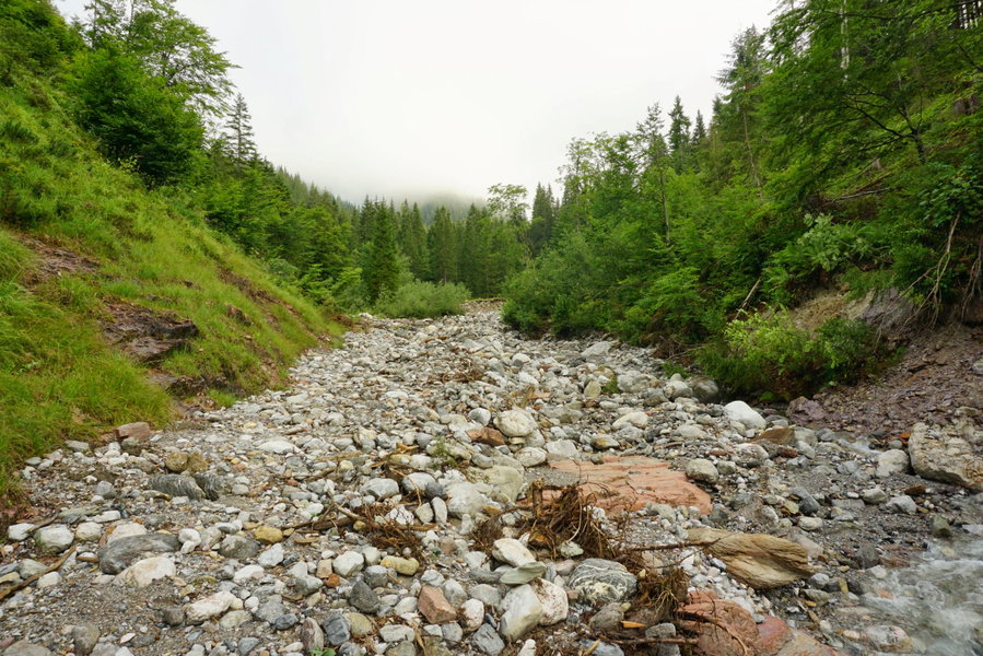 Wanderweg im Bachbett. Foto Alpenverein Saalfelden